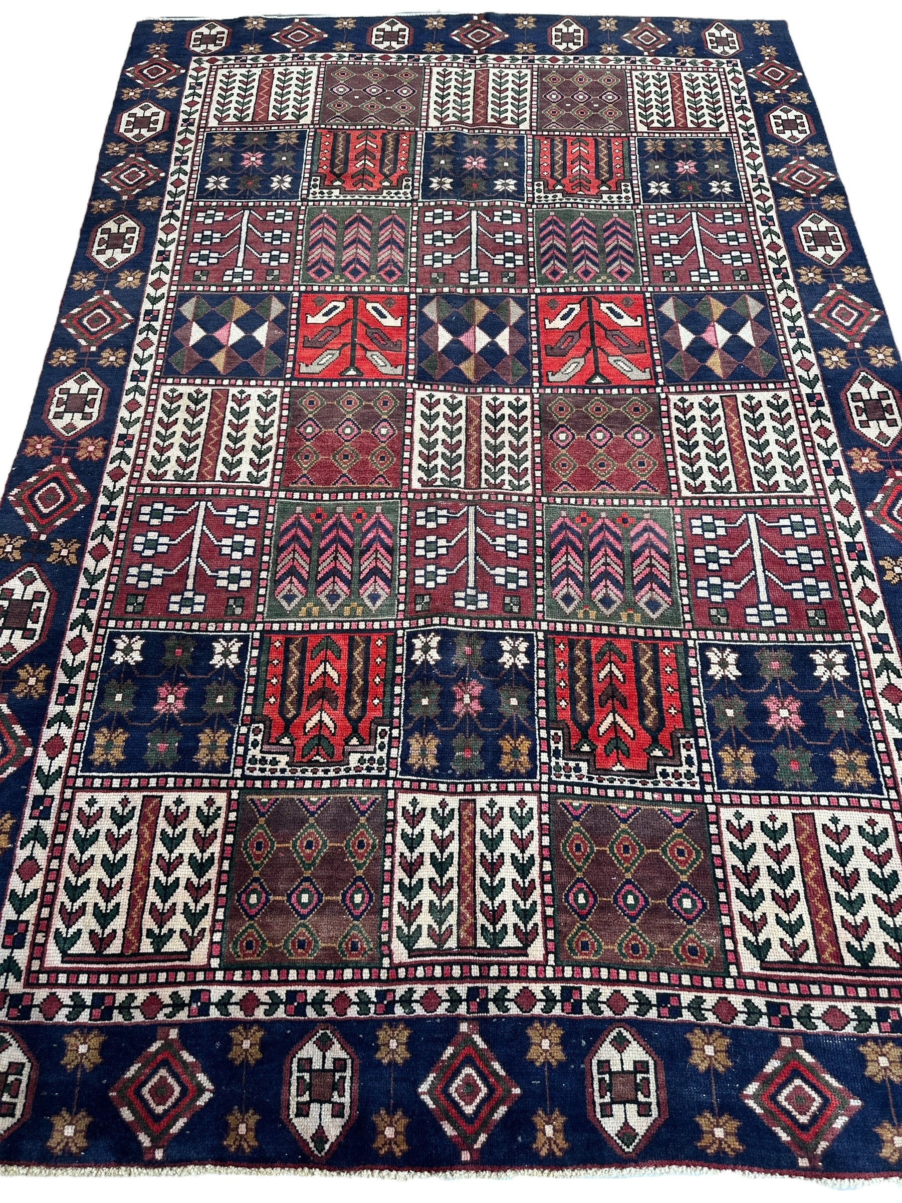 Vintage Handmade Persian Bakhtiari Rug 6’ x 9’