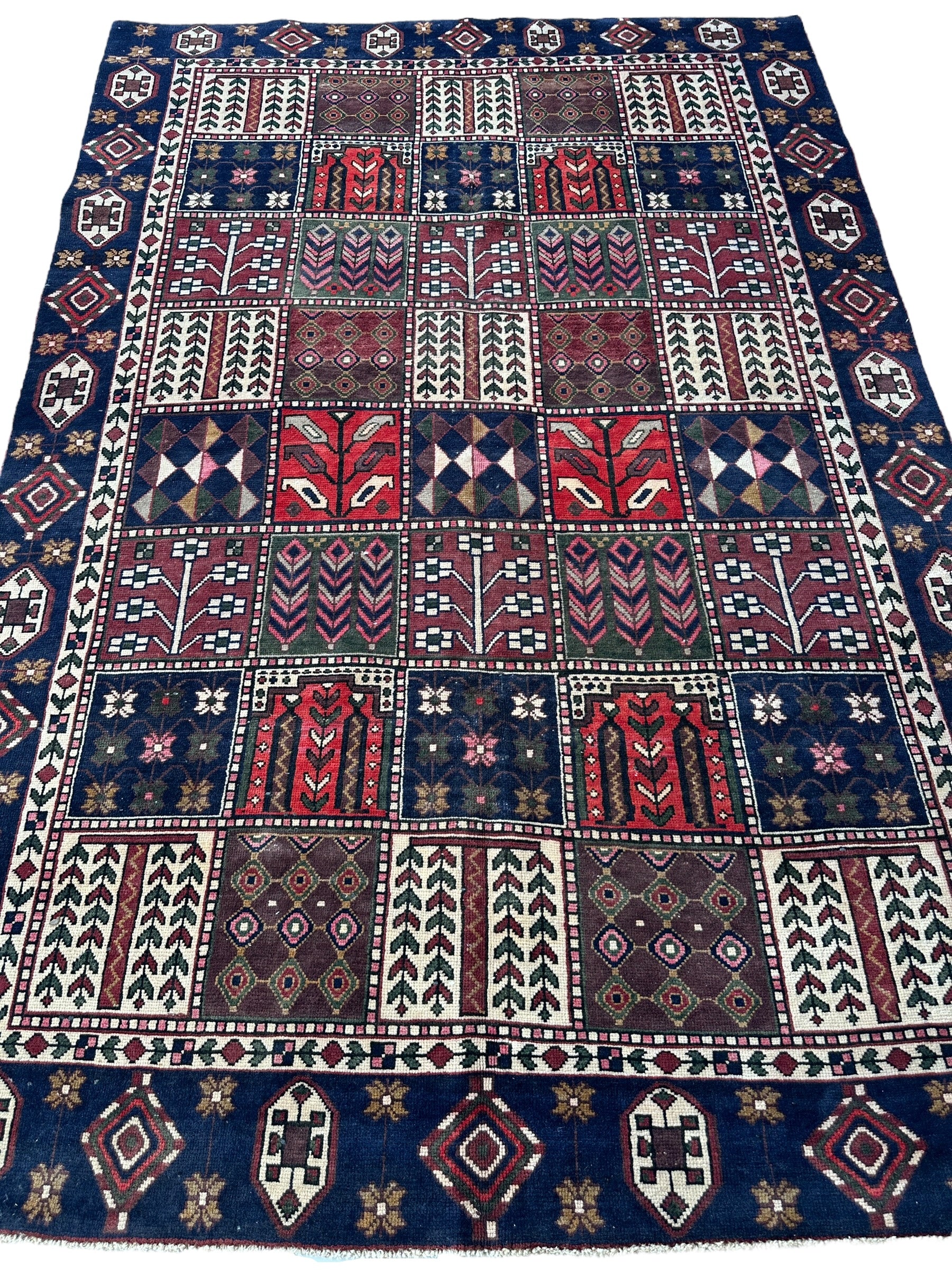 Vintage Handmade Persian Bakhtiari Rug 6’ x 9’