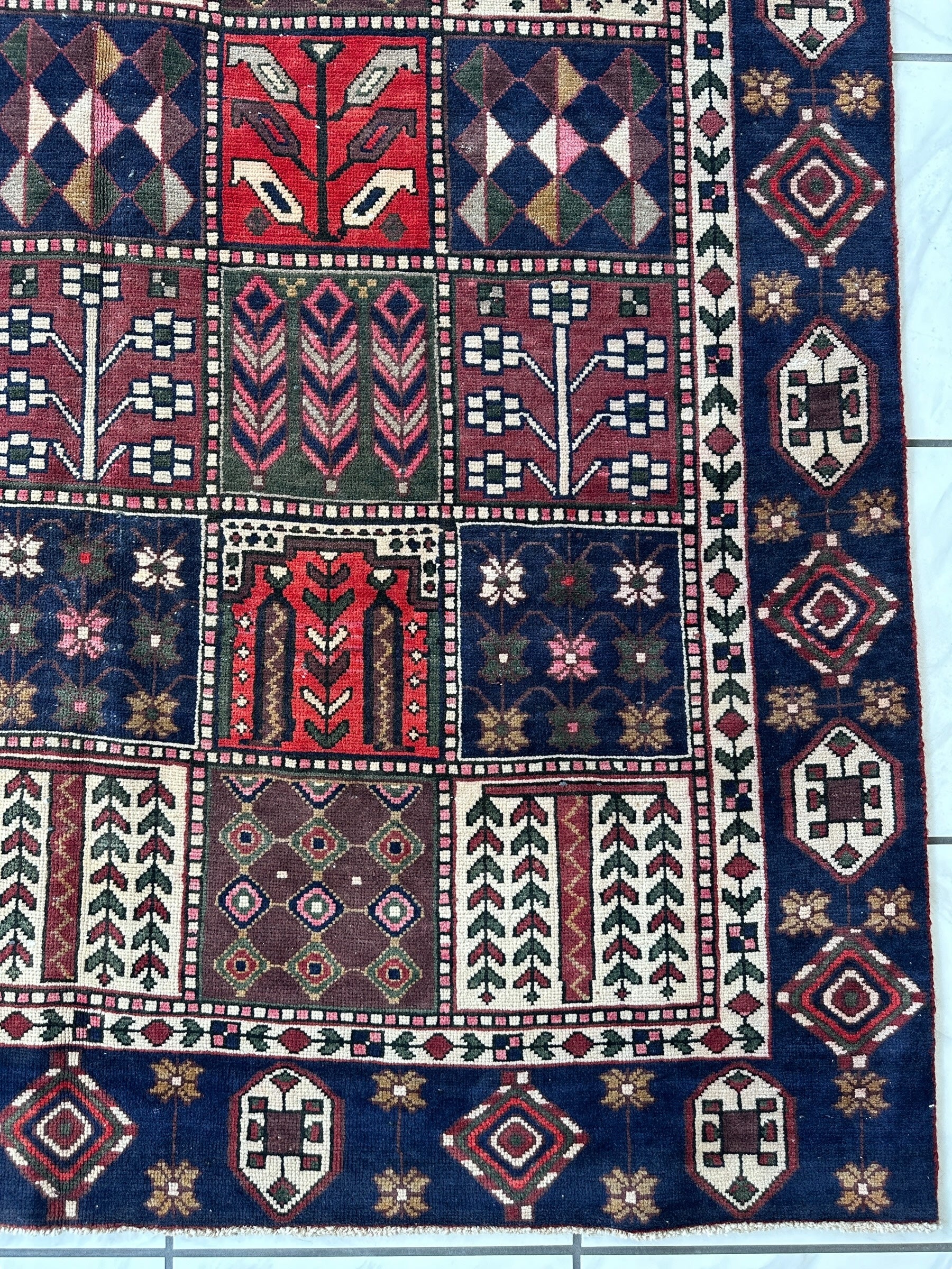 Vintage Handmade Persian Bakhtiari Rug 6’ x 9’