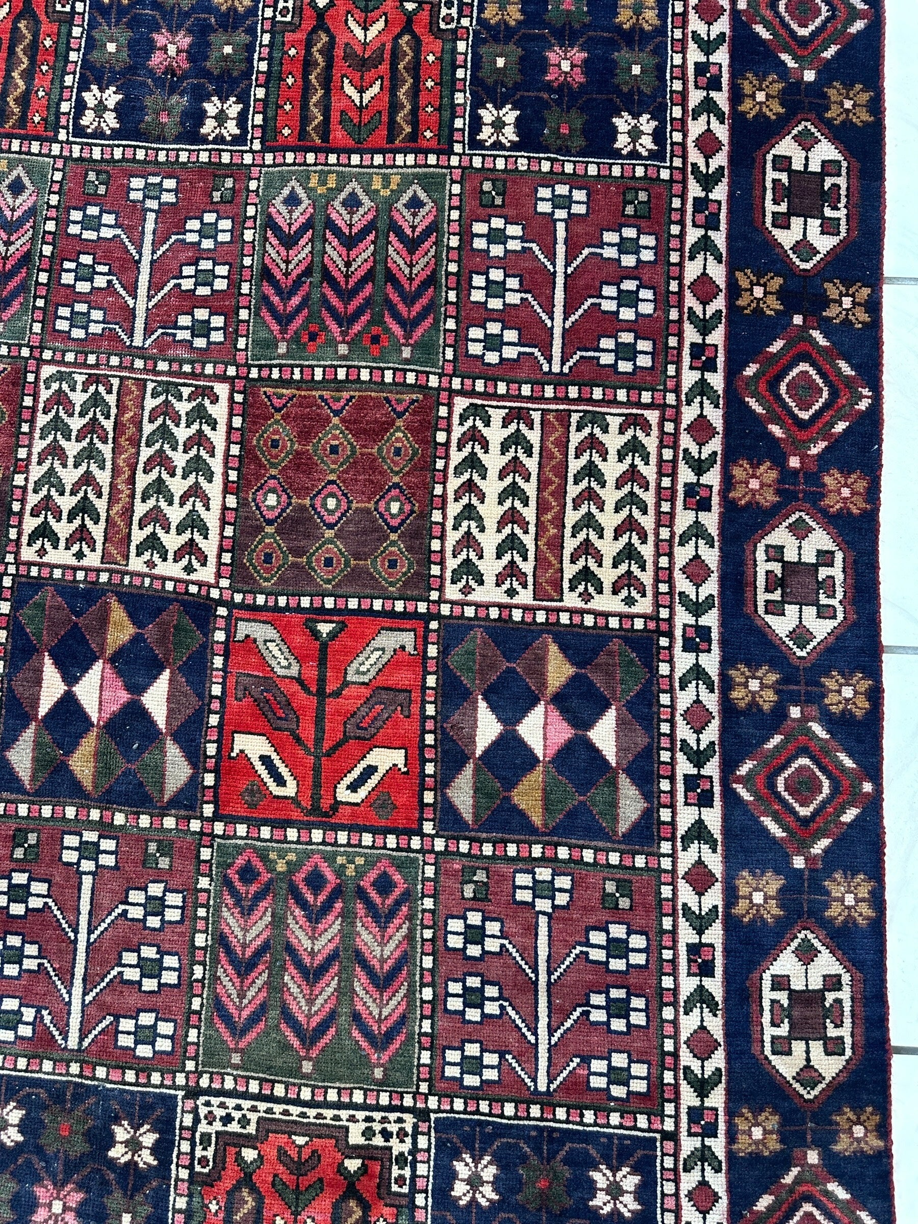 Vintage Handmade Persian Bakhtiari Rug 6’ x 9’