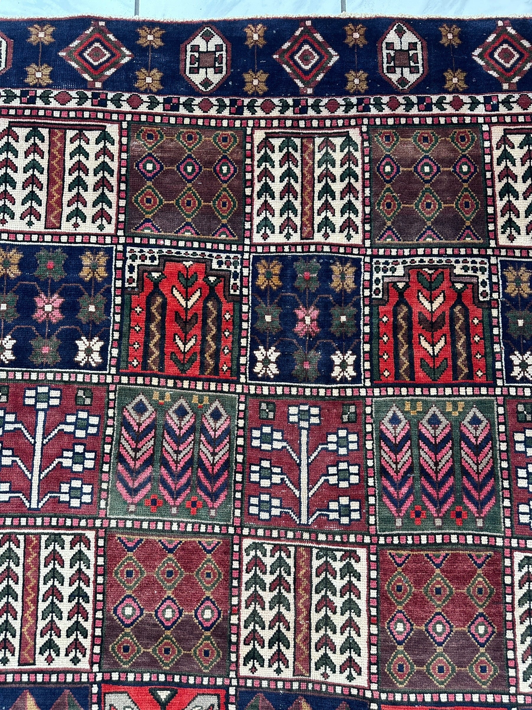 Vintage Handmade Persian Bakhtiari Rug 6’ x 9’