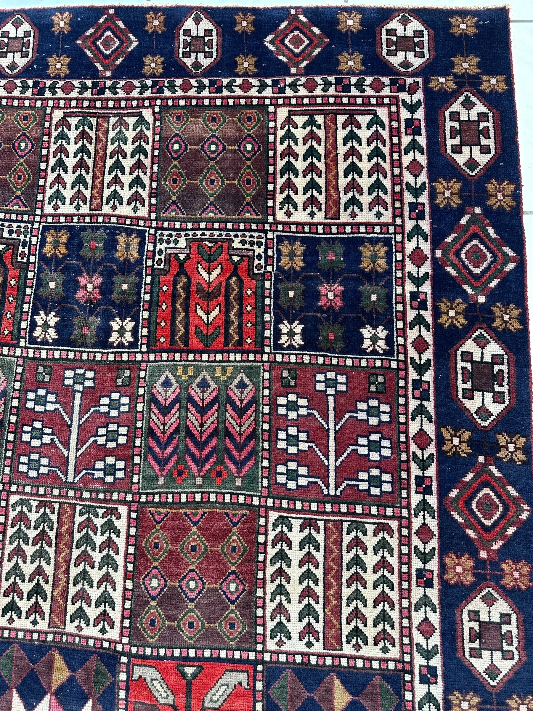 Vintage Handmade Persian Bakhtiari Rug 6’ x 9’