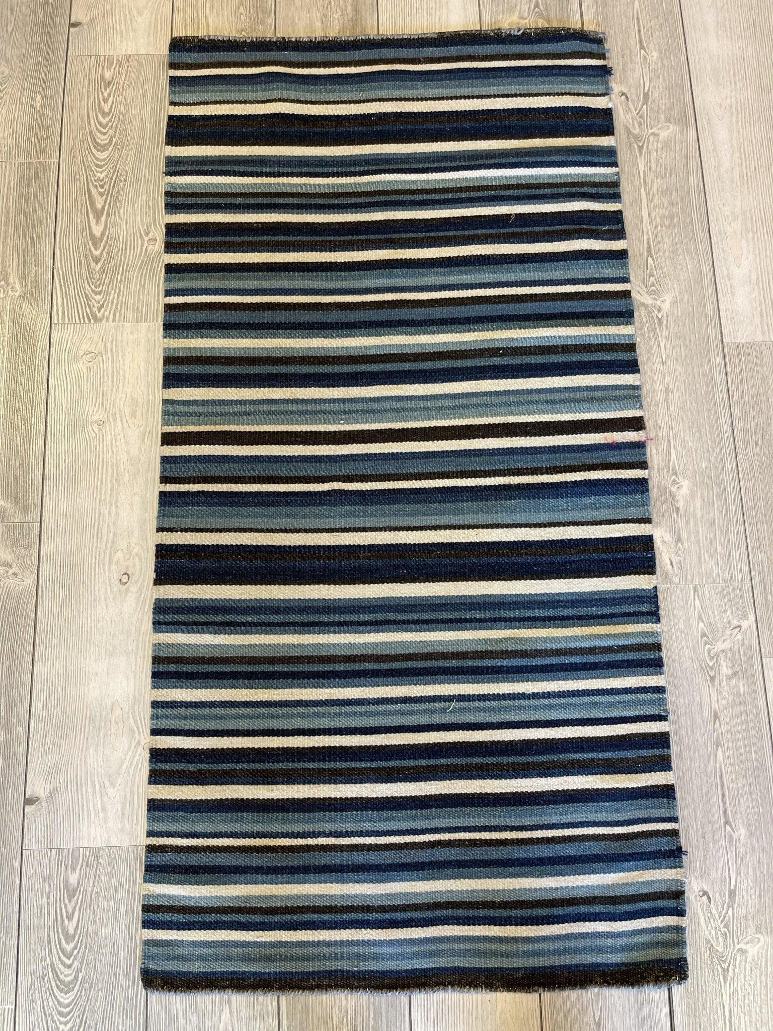 Beautifull Modern Scandinavian Swedish hand-woven kilim 2x5 are rug