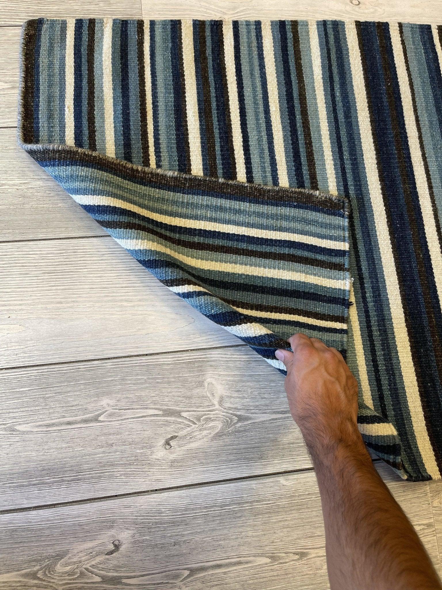 Beautifull Modern Scandinavian Swedish hand-woven kilim 2x5 are rug